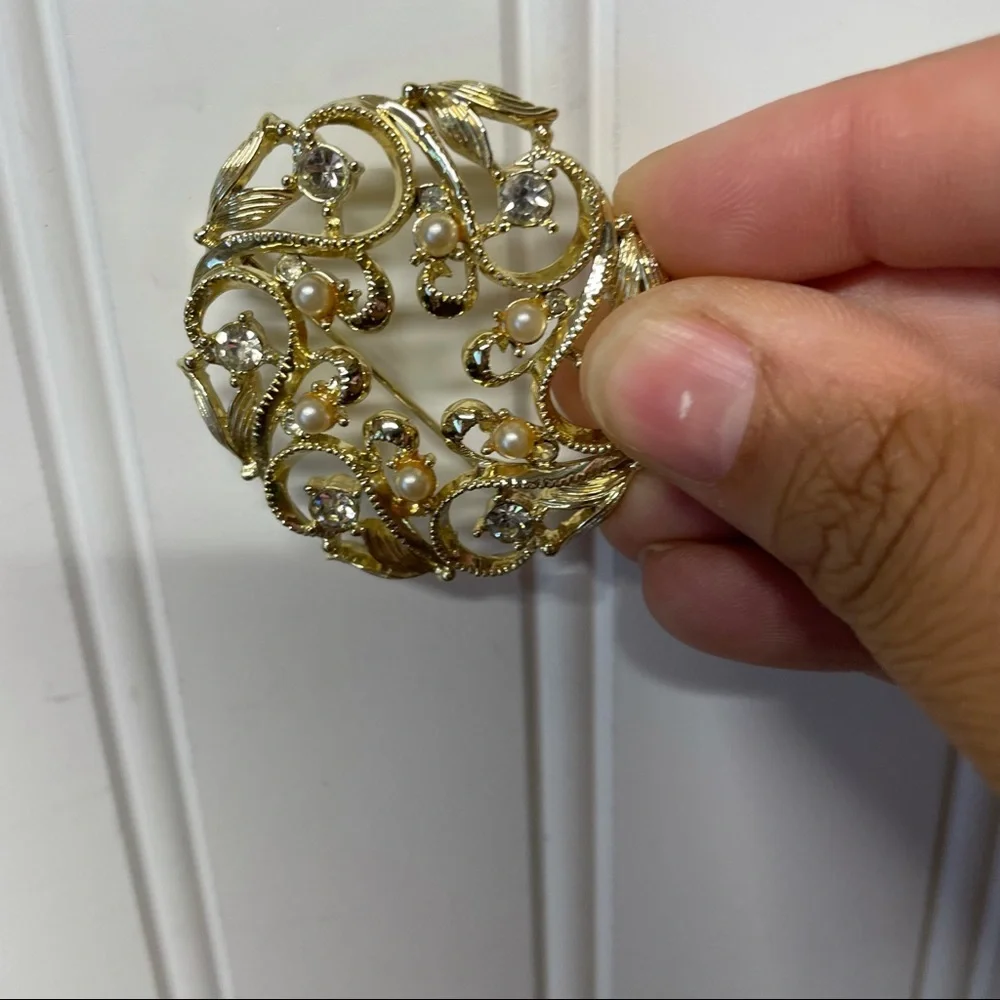 Vintage gold broach with faux pearls and diamonds